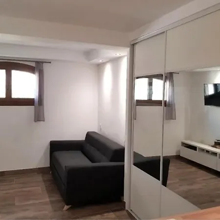 Studio 27 M2 Renove En Demi Sous Sol A 800m Des Plages